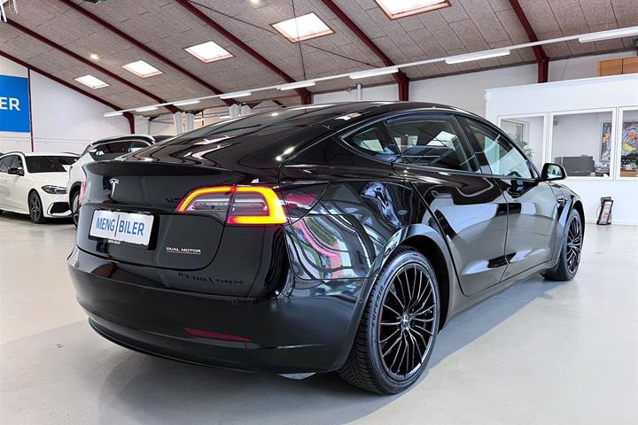 Sort Tesla Model 3 fra 2021