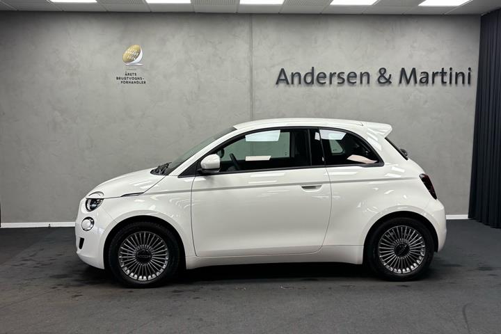 Hvid Fiat 500e fra 2023