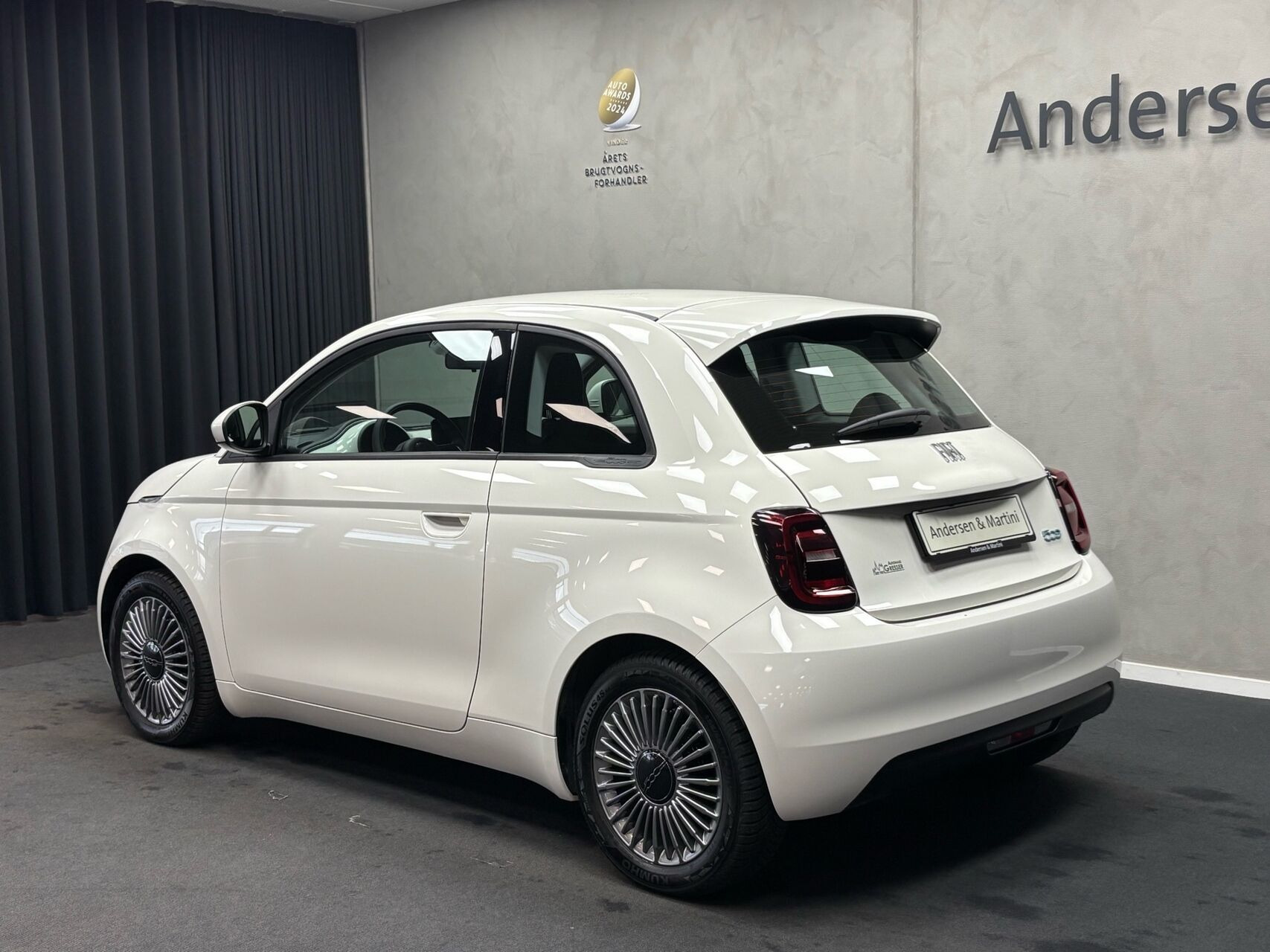 Hvid Fiat 500e fra 2023