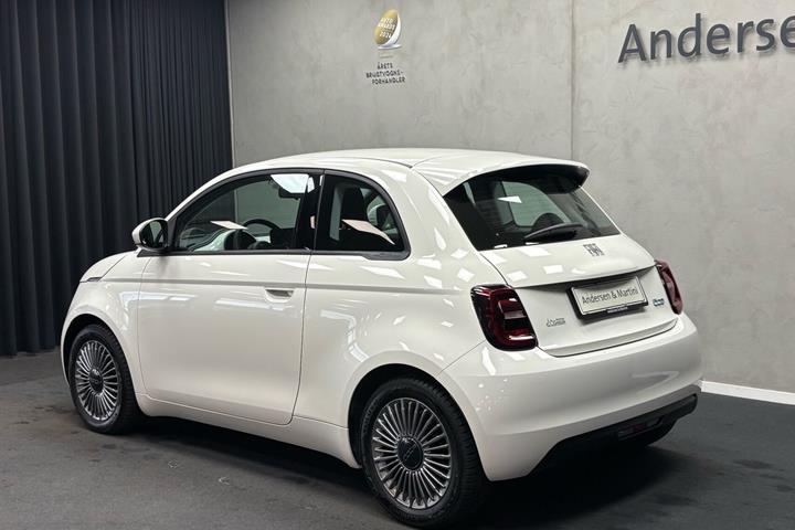Hvid Fiat 500e fra 2023