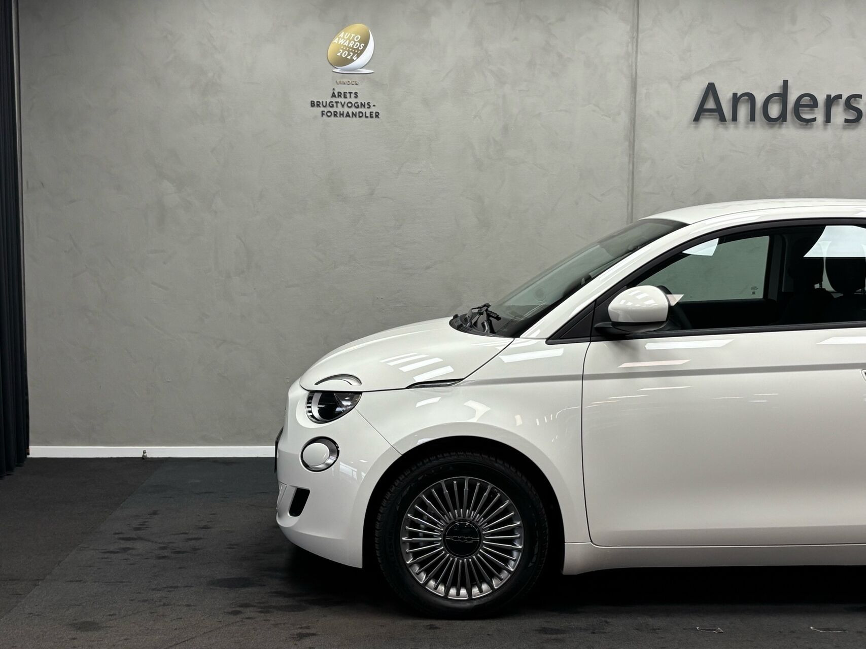 Hvid Fiat 500e fra 2023