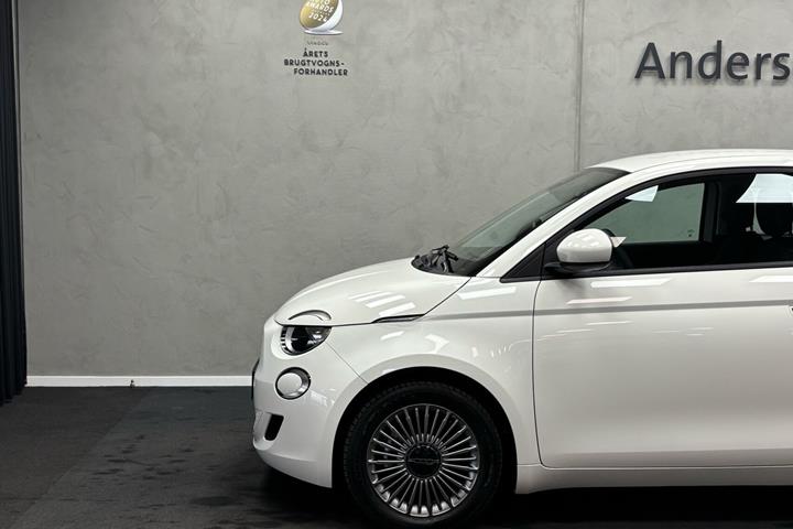 Hvid Fiat 500e fra 2023