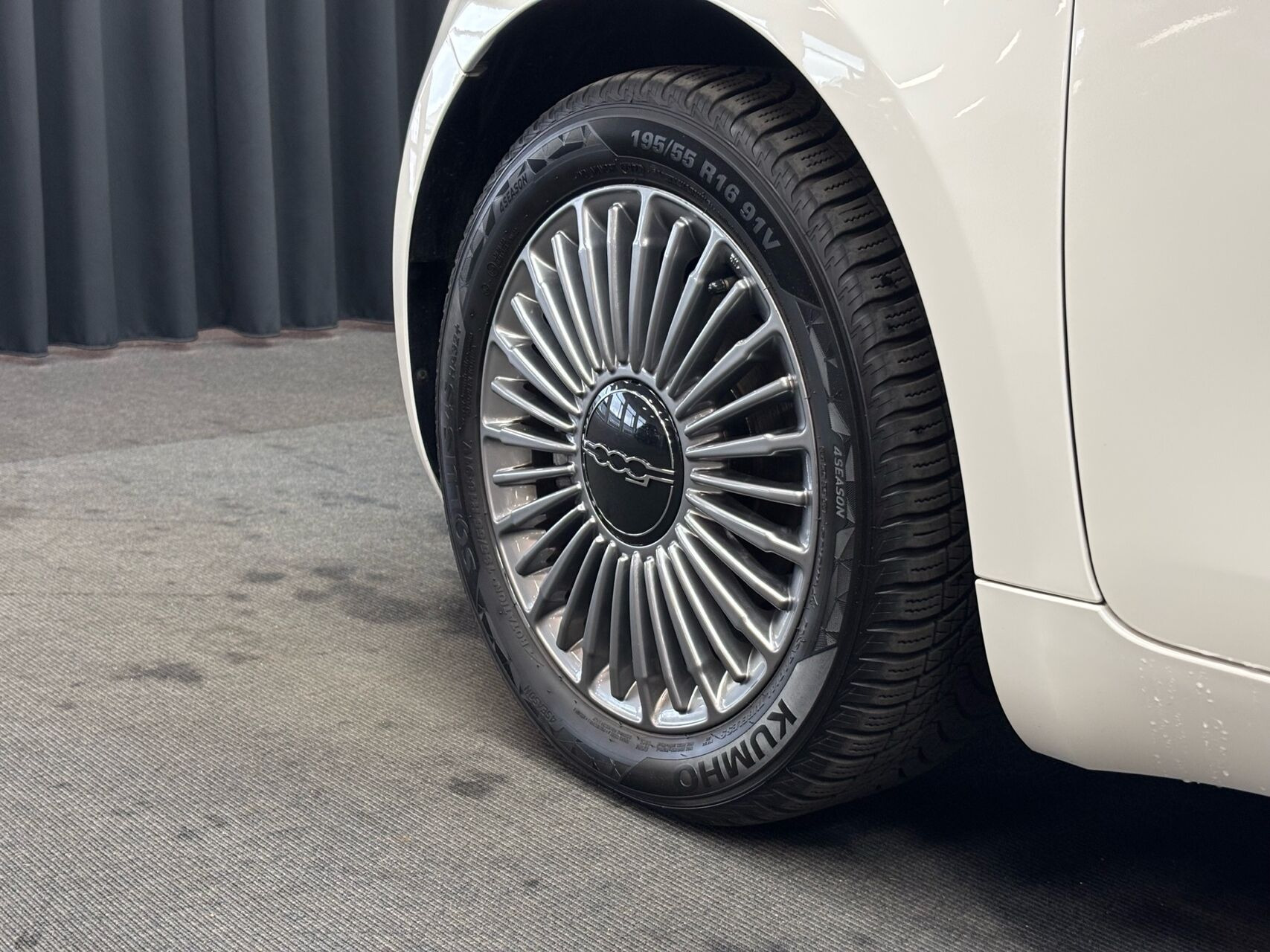 Hvid Fiat 500e fra 2023