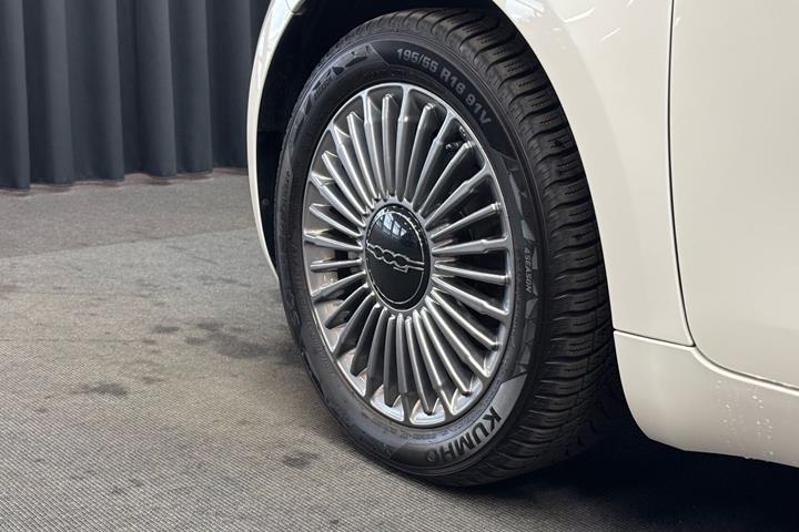 Hvid Fiat 500e fra 2023