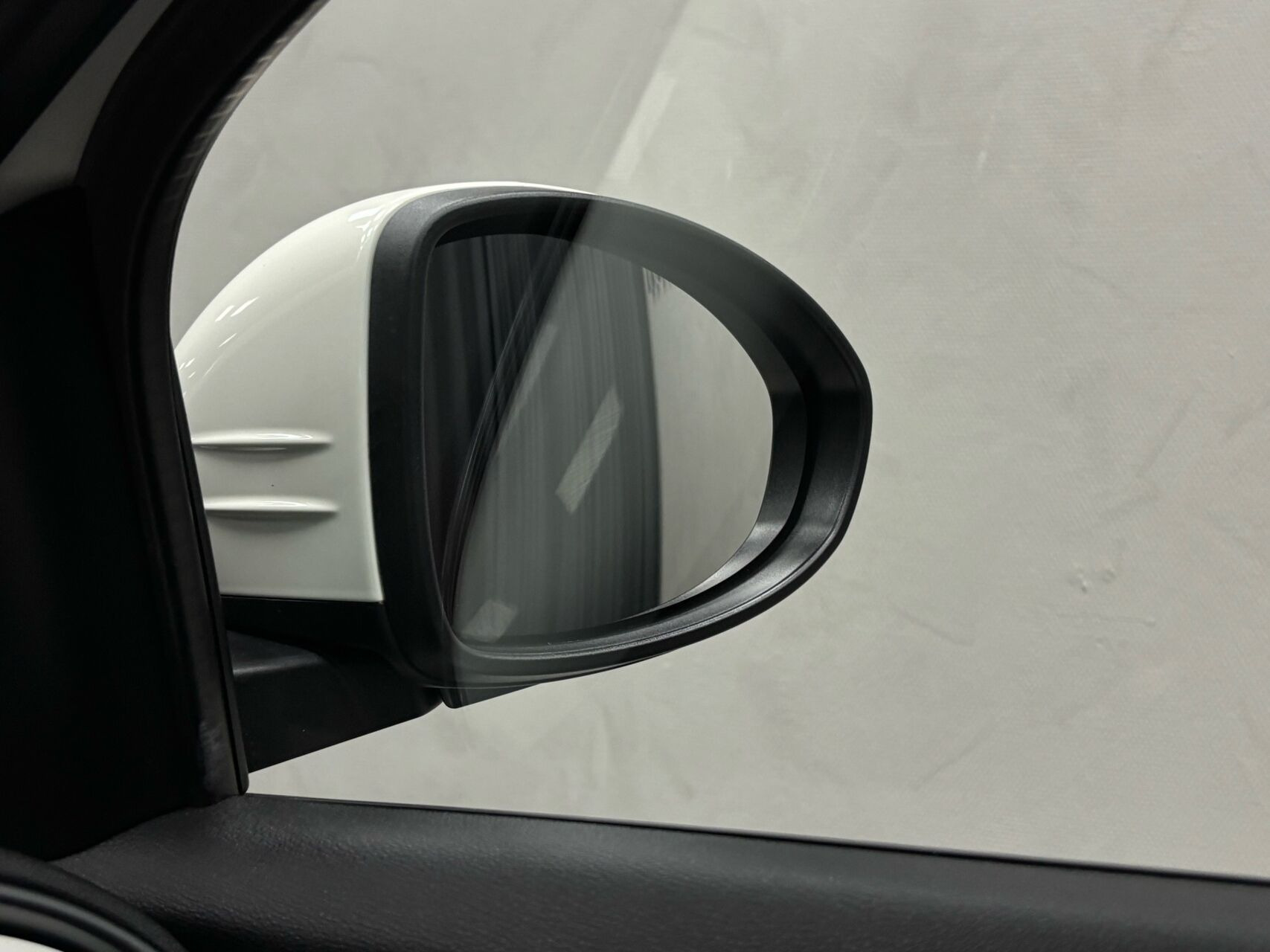 Hvid Fiat 500e fra 2023