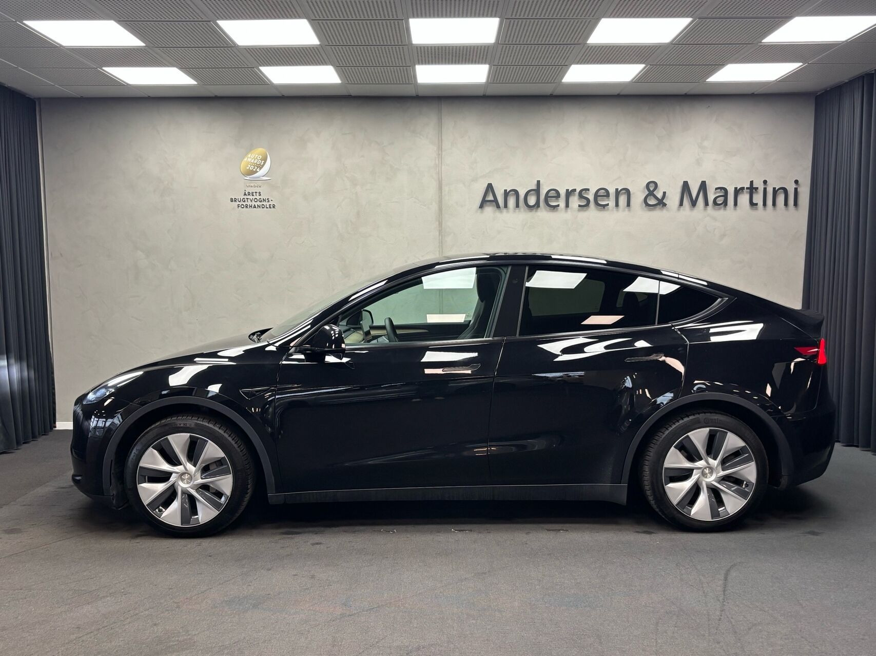 Sort Tesla Model Y fra 2022