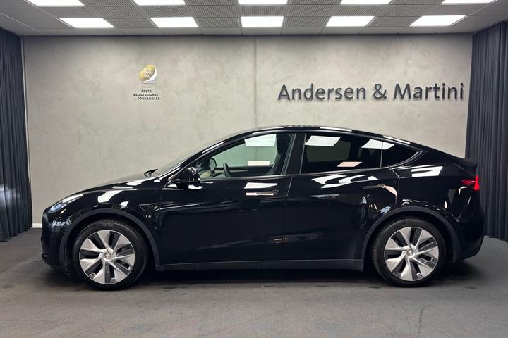 Sort Tesla Model Y fra 2022