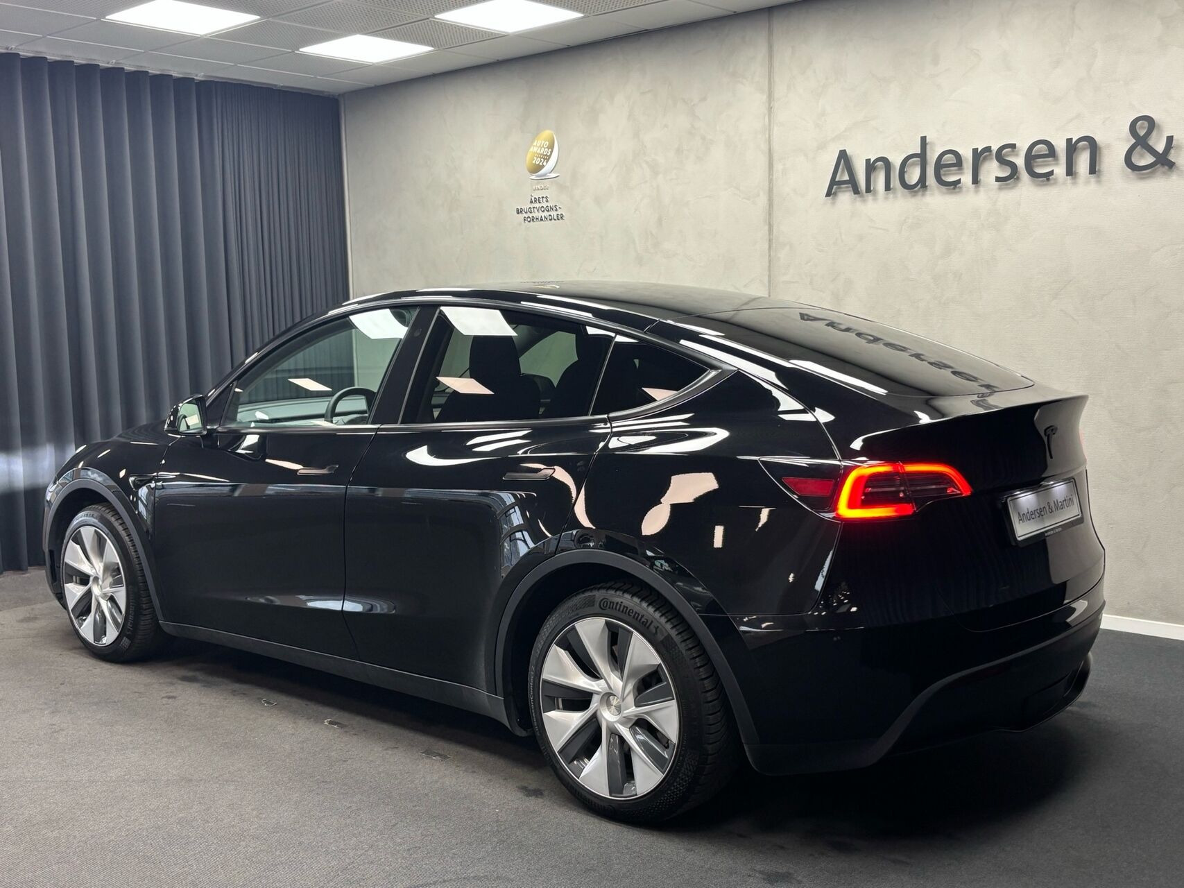 Sort Tesla Model Y fra 2022