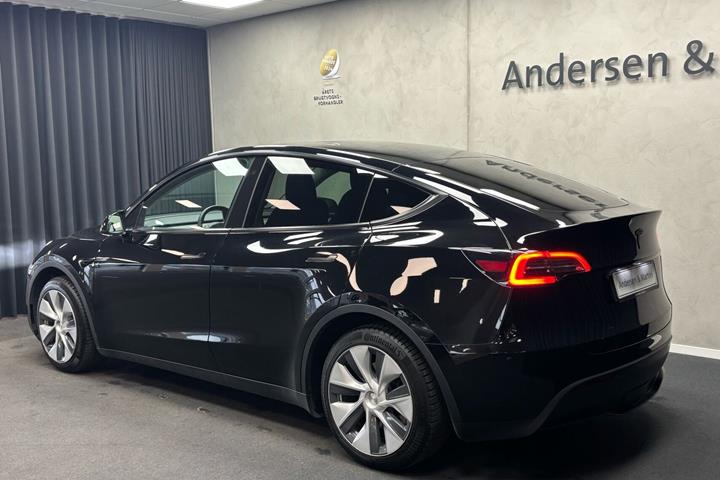 Sort Tesla Model Y fra 2022