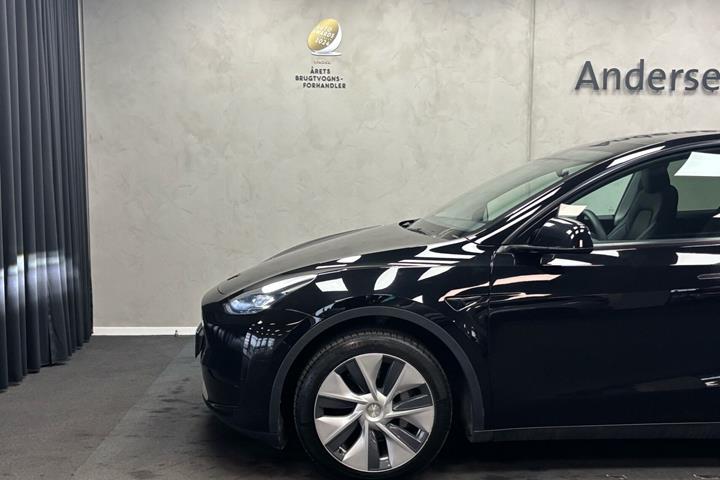 Sort Tesla Model Y fra 2022