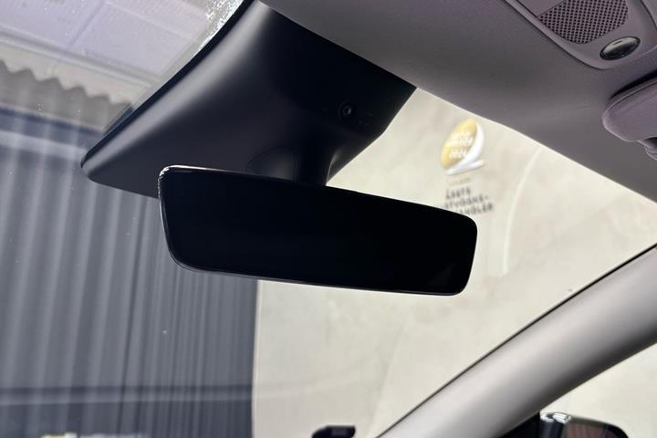 Sort Tesla Model Y fra 2022