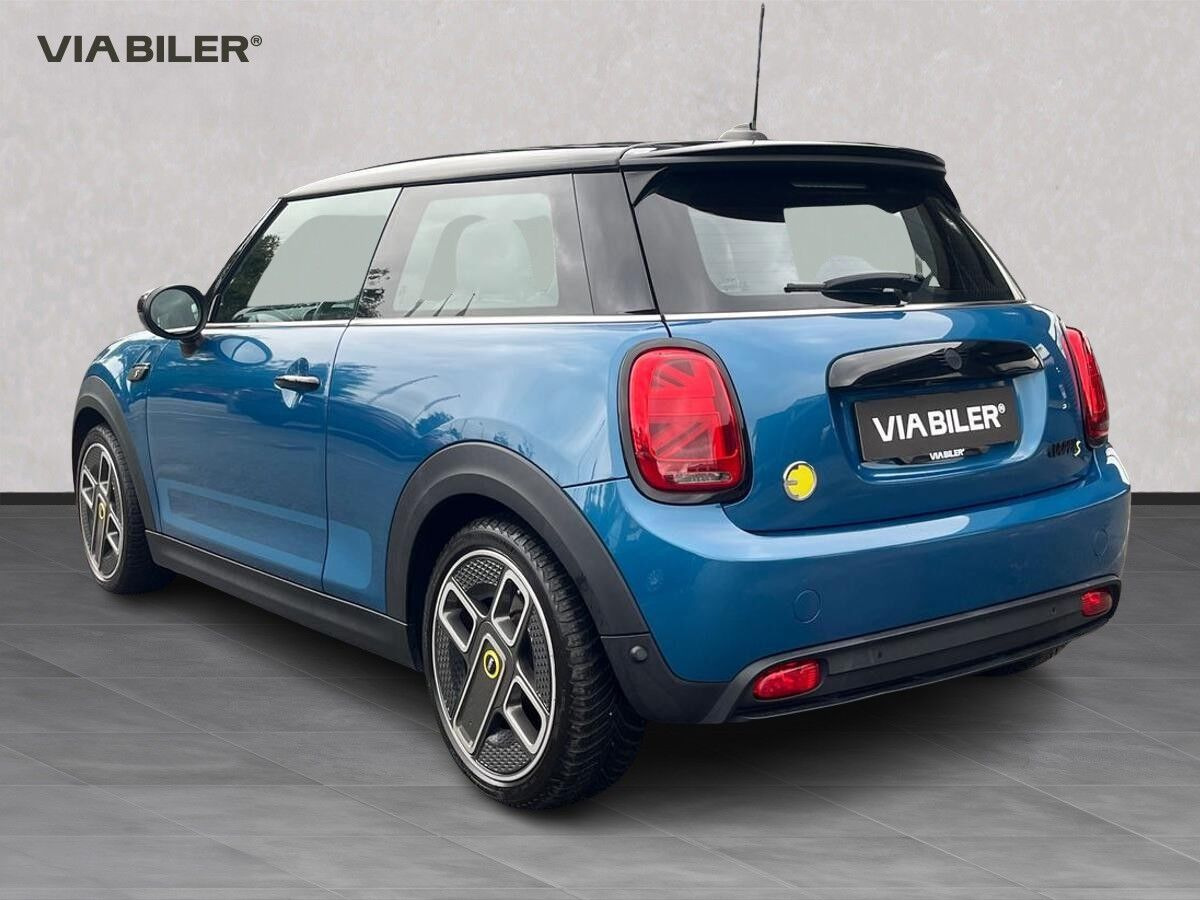 Blå Mini Cooper fra 2021