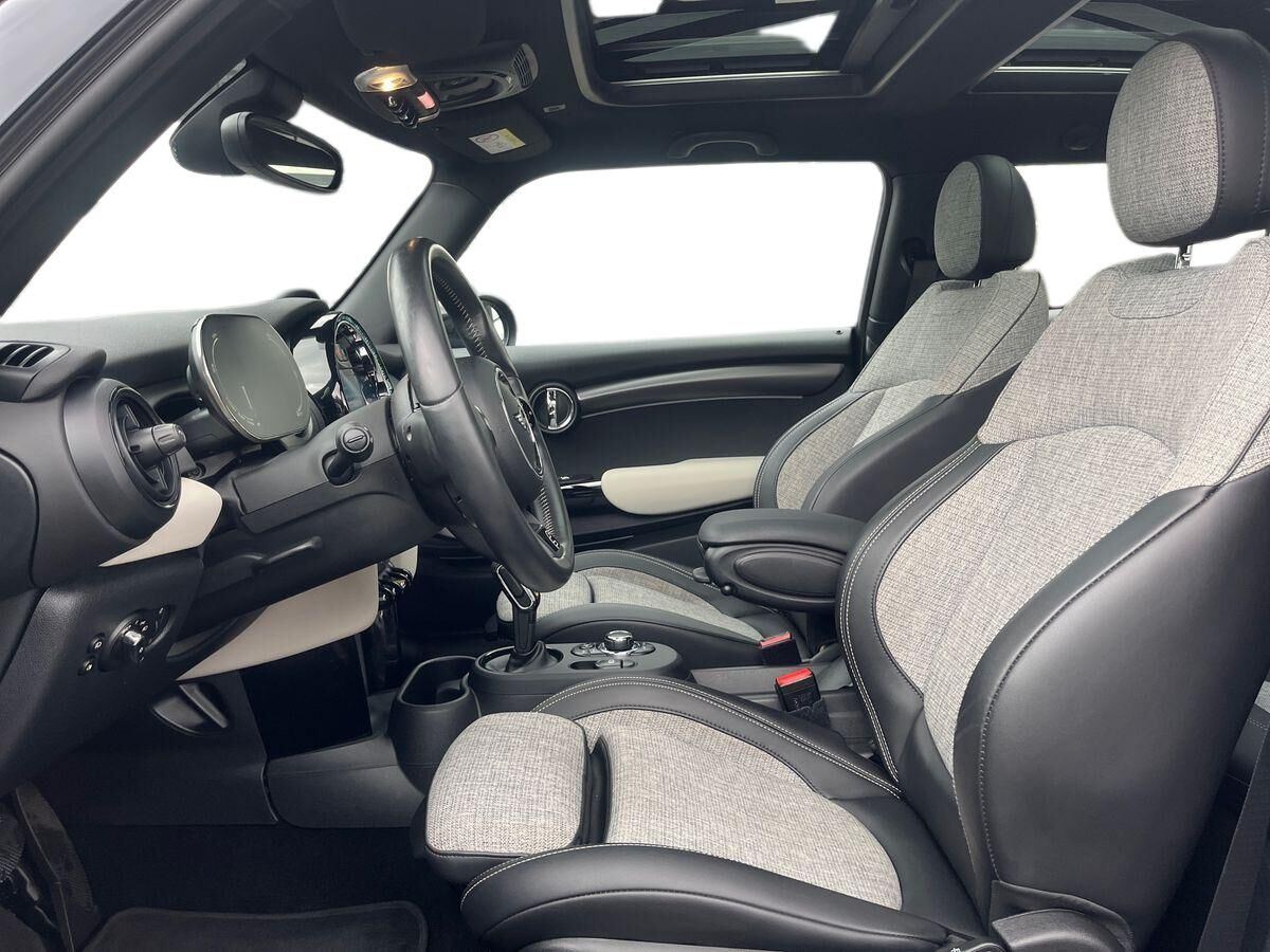 Blå Mini Cooper fra 2021