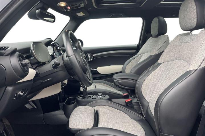 Blå Mini Cooper fra 2021
