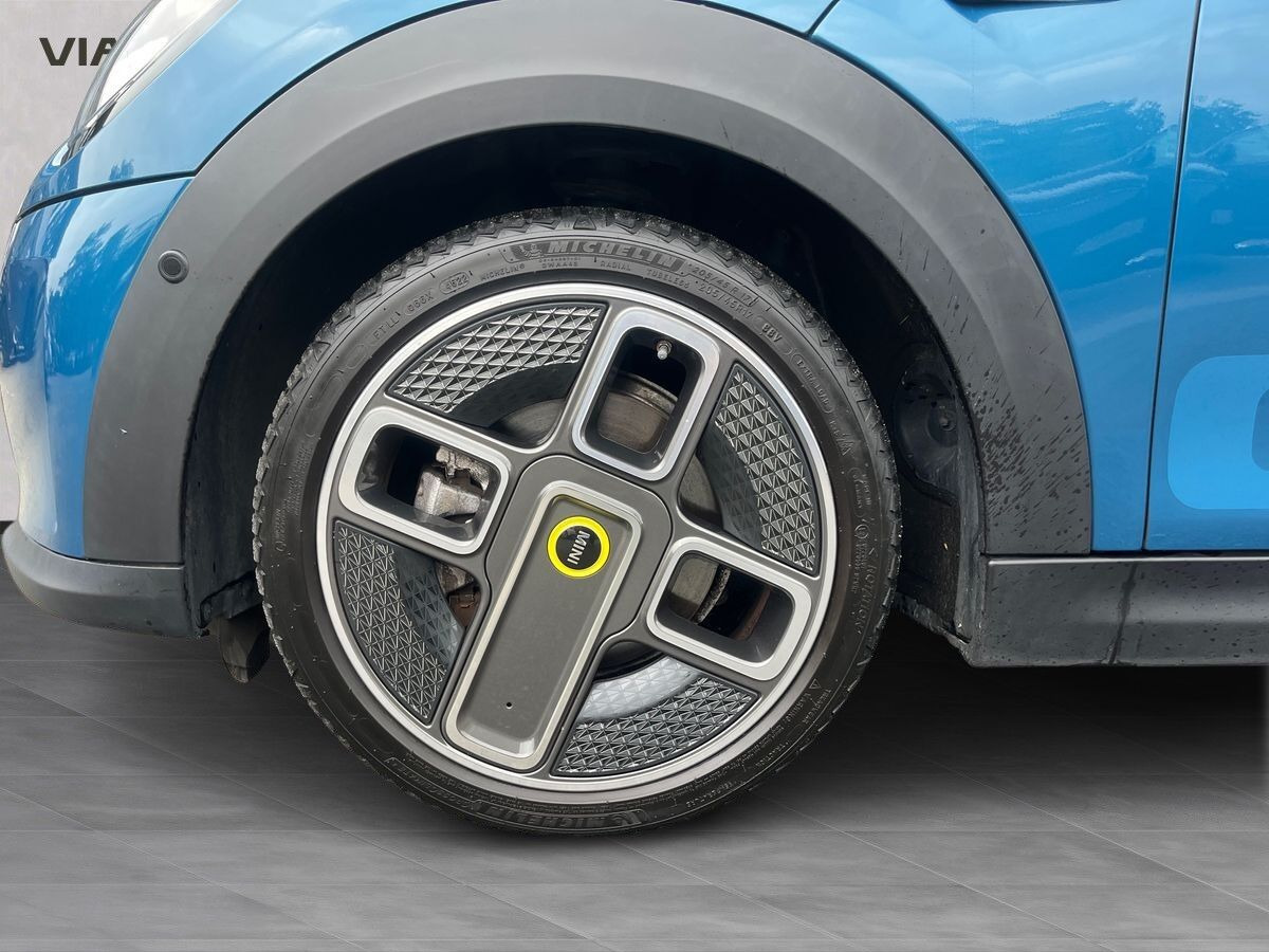 Blå Mini Cooper fra 2021