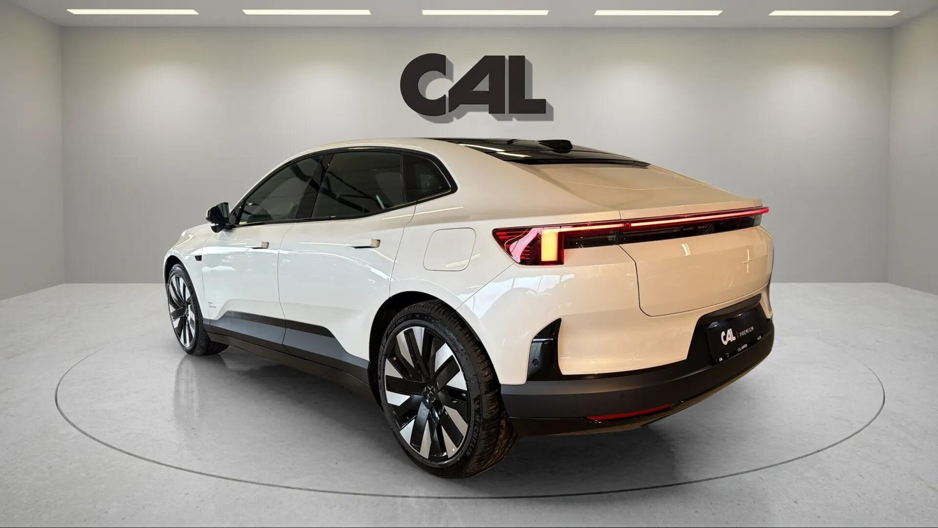 Hvid Polestar 4 fra 2026