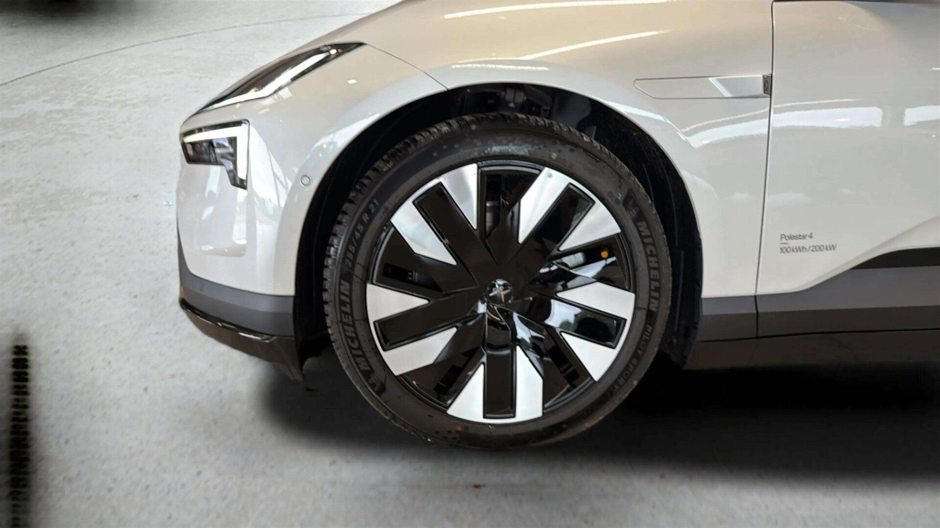 Hvid Polestar 4 fra 2026