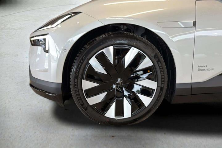 Hvid Polestar 4 fra 2026