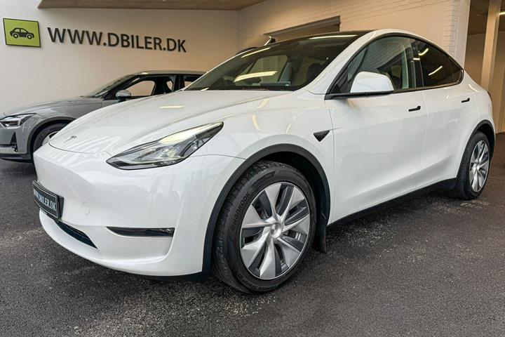 Hvid Tesla Model Y fra 2023