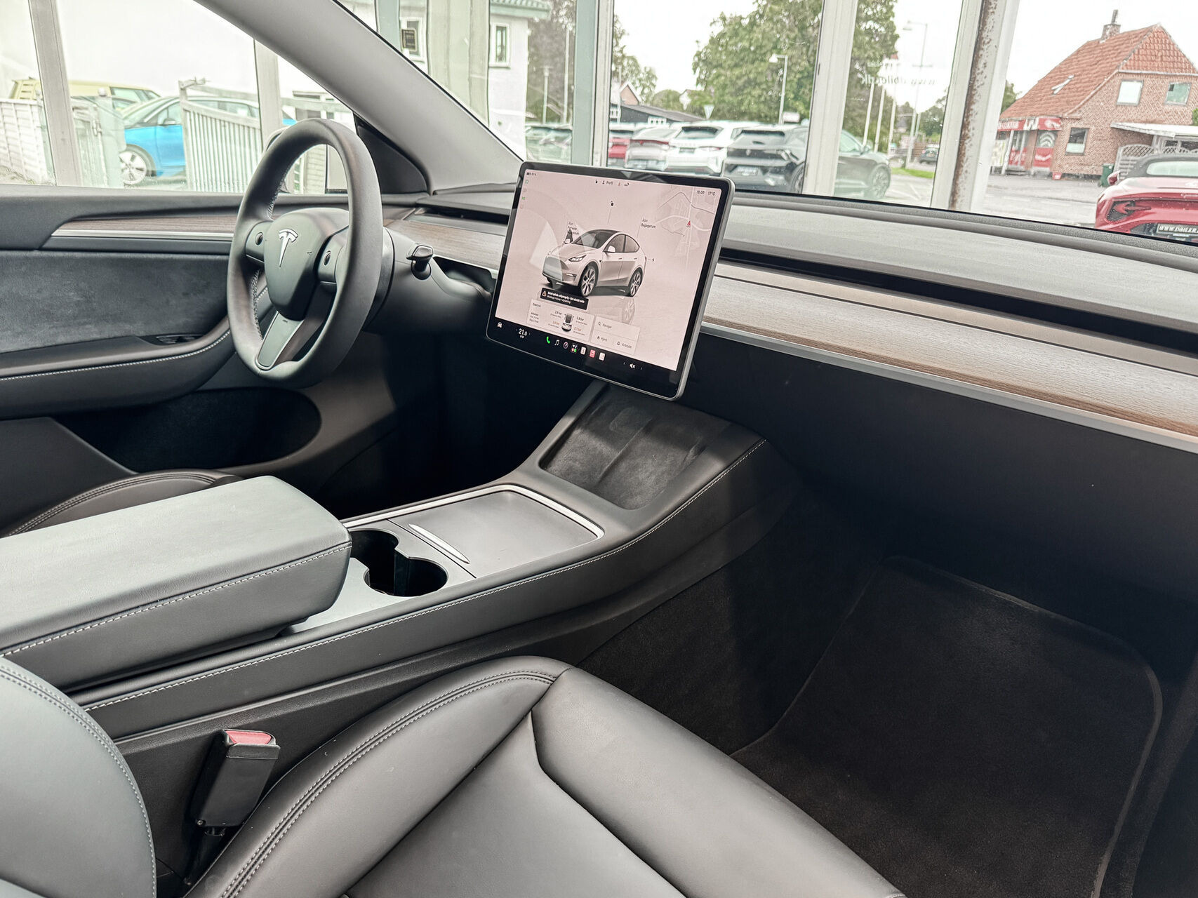 Hvid Tesla Model Y fra 2023