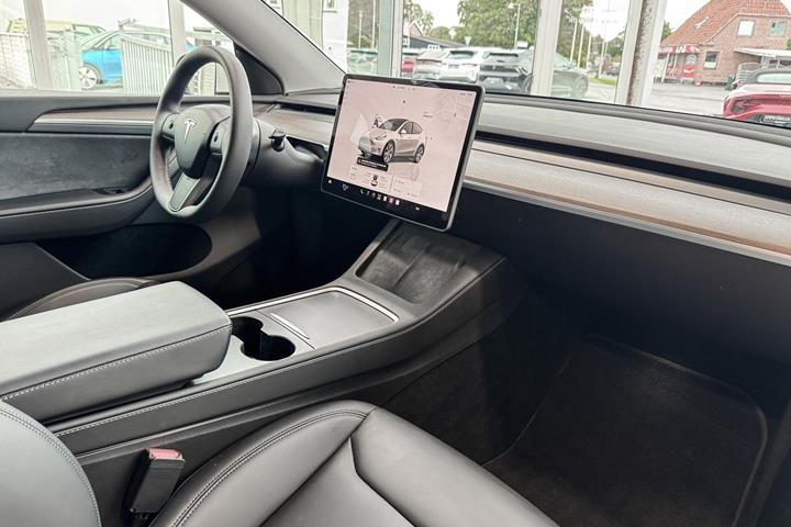 Hvid Tesla Model Y fra 2023