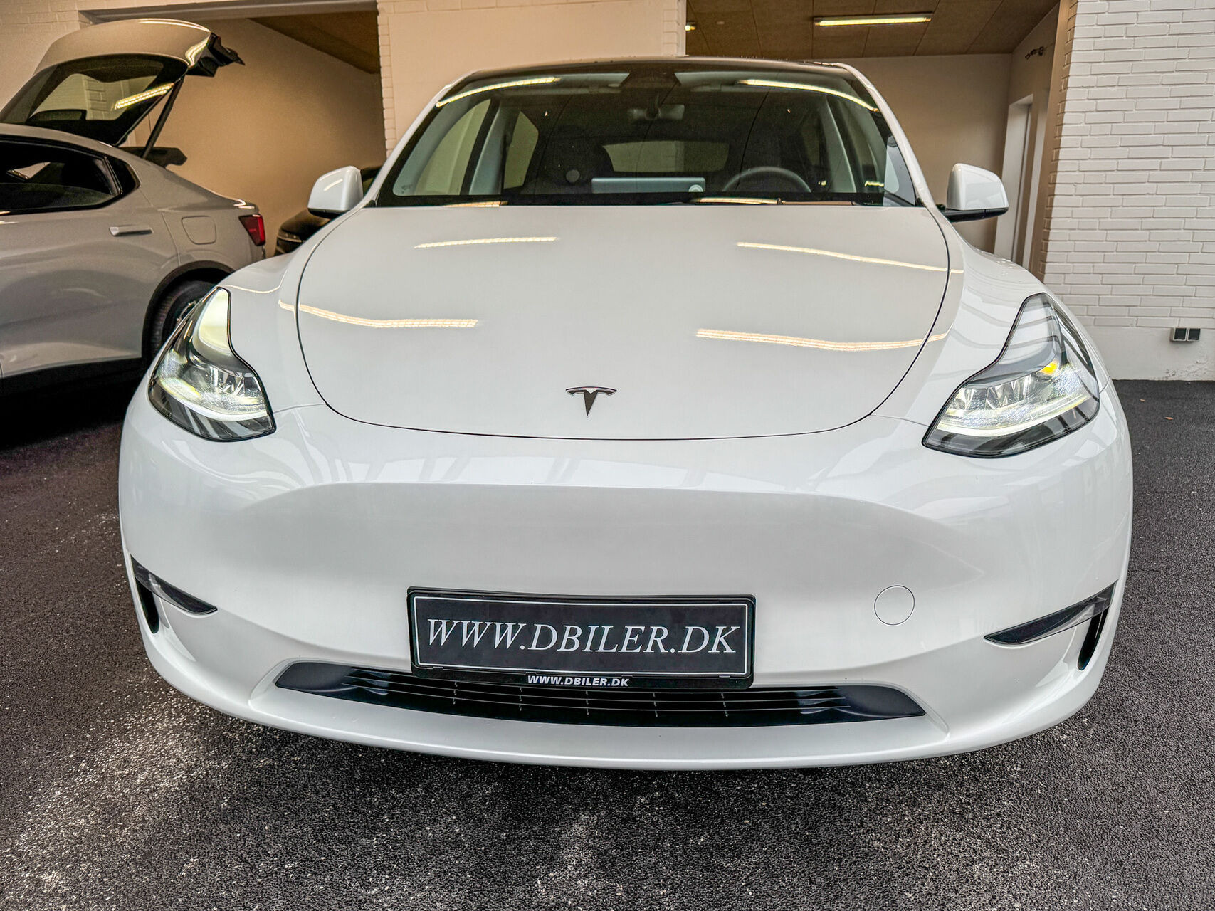Hvid Tesla Model Y fra 2023