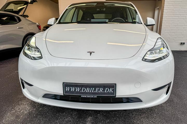 Hvid Tesla Model Y fra 2023