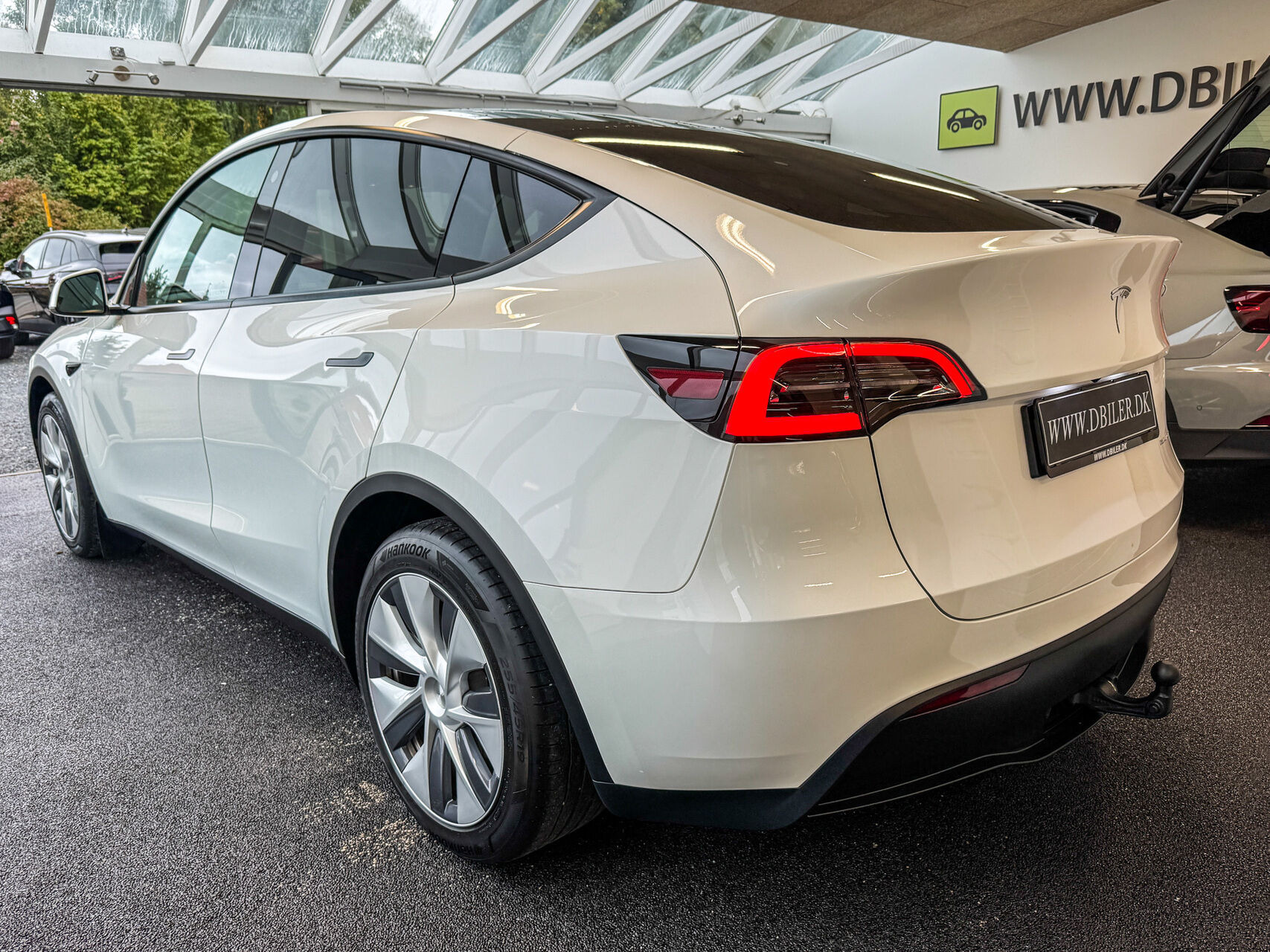Hvid Tesla Model Y fra 2023