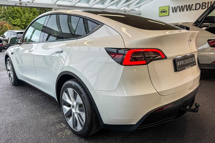Hvid Tesla Model Y fra 2023