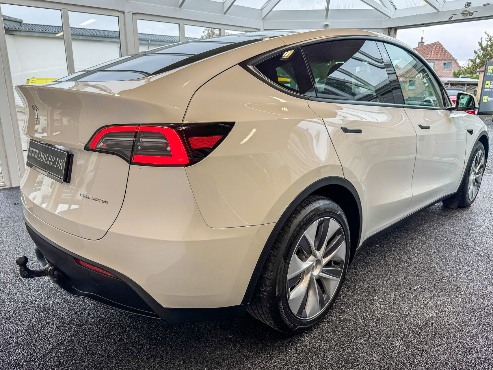 Hvid Tesla Model Y fra 2023