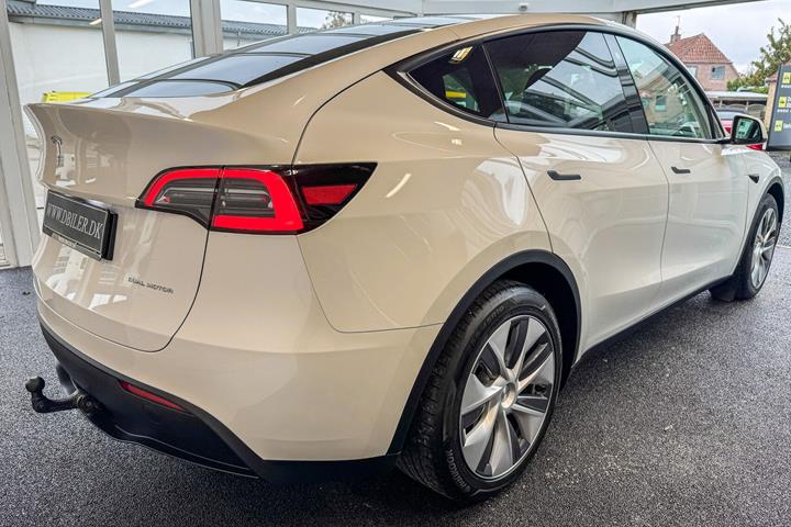 Hvid Tesla Model Y fra 2023