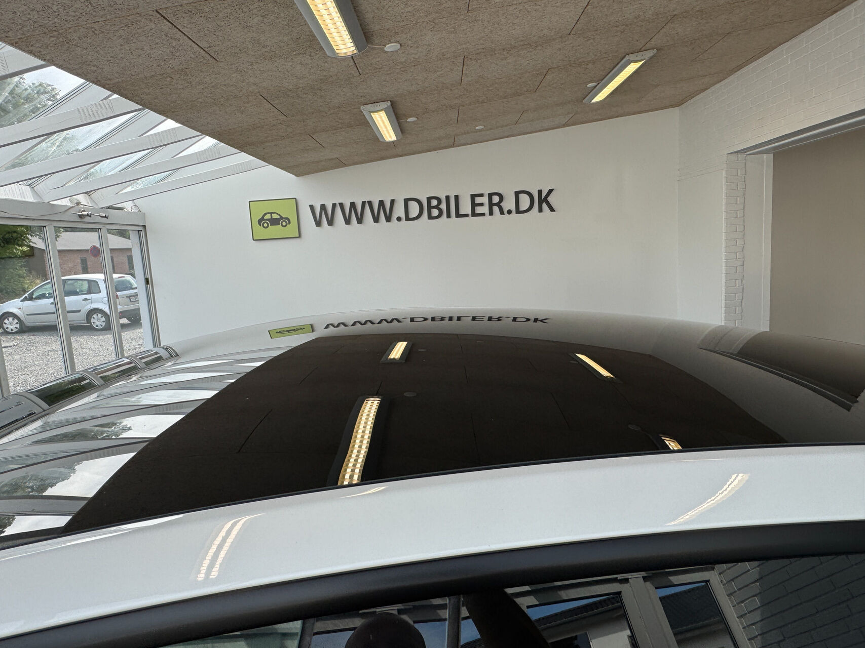 Hvid Tesla Model Y fra 2023