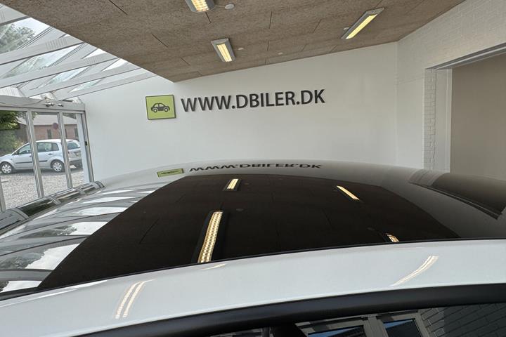 Hvid Tesla Model Y fra 2023