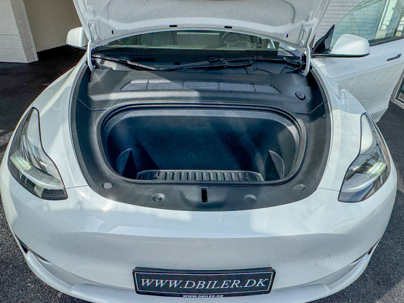 Hvid Tesla Model Y fra 2023