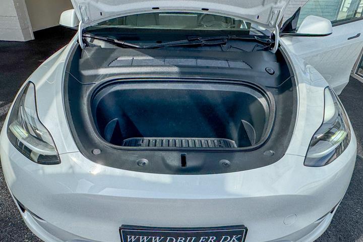 Hvid Tesla Model Y fra 2023