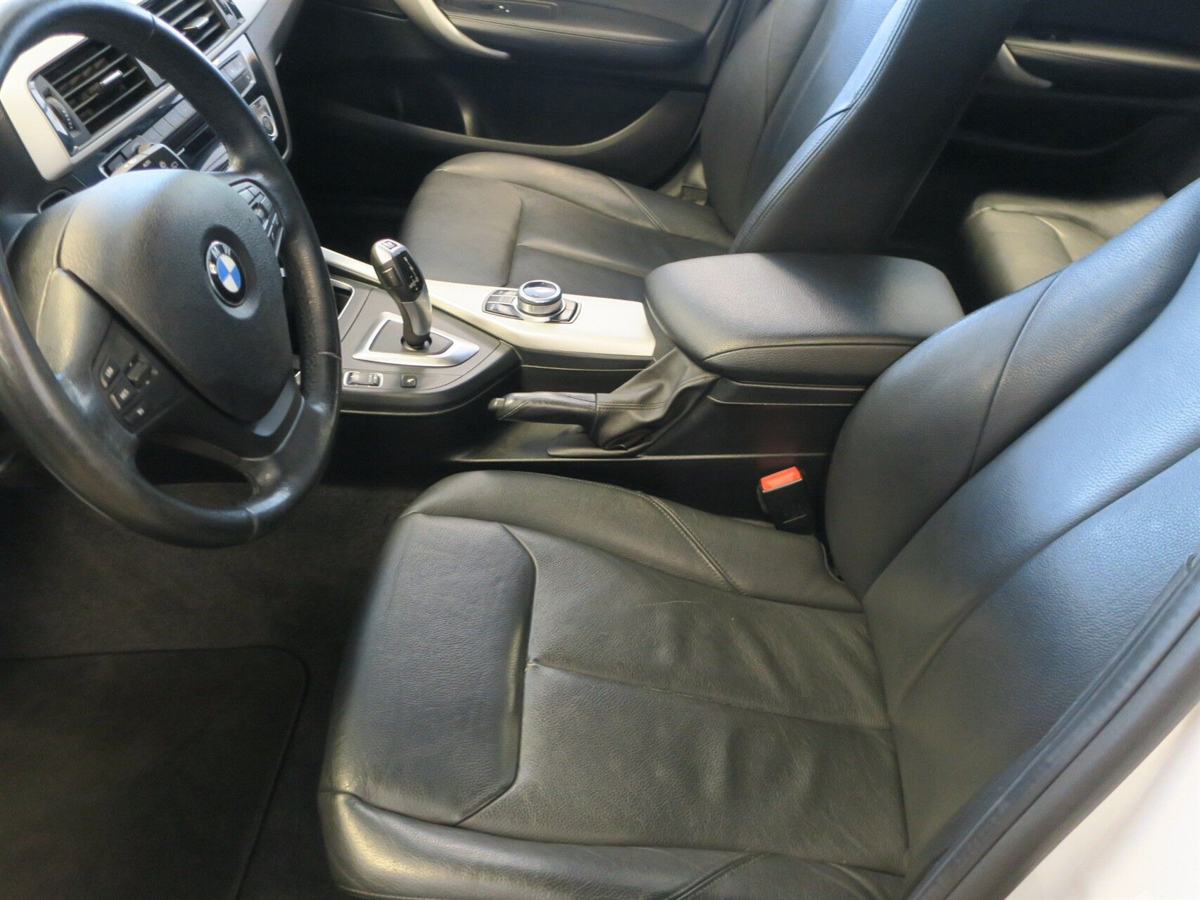Hvid BMW 118i fra 2018
