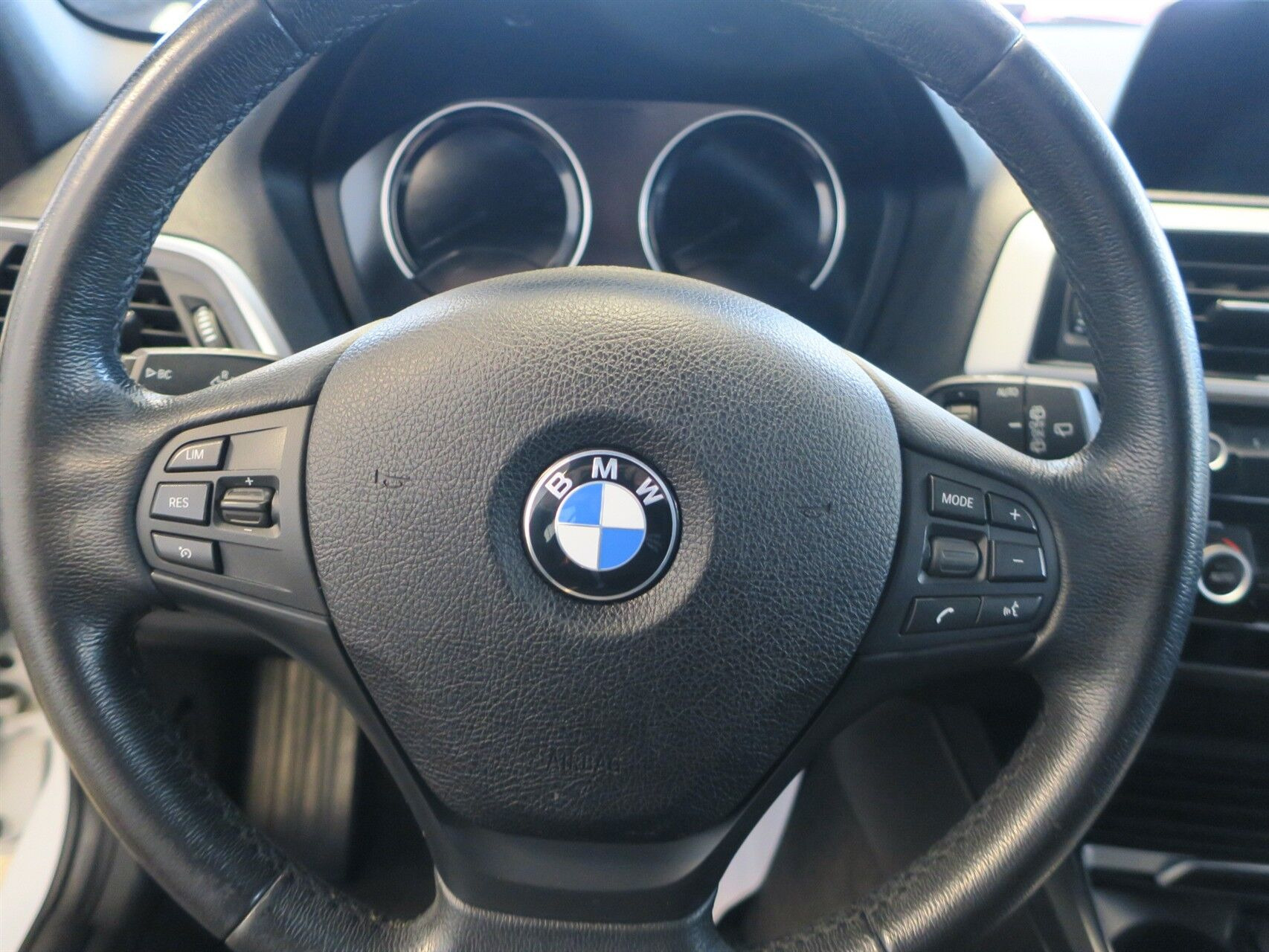 Hvid BMW 118i fra 2018