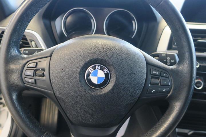 Hvid BMW 118i fra 2018