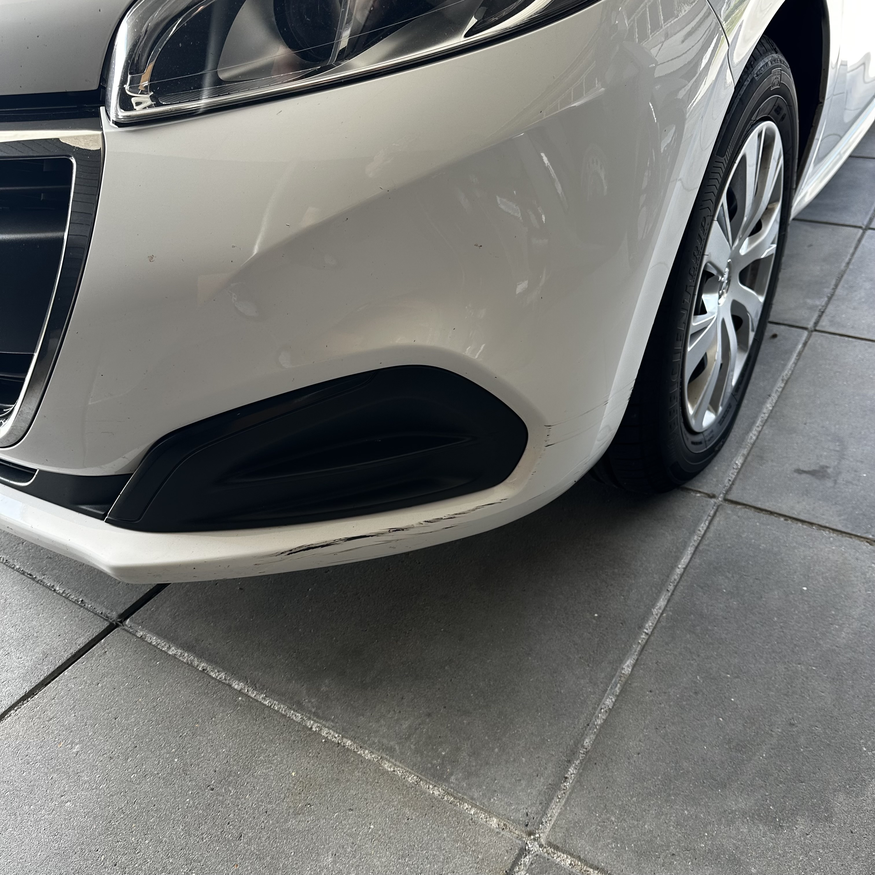 Hvid Peugeot 208 fra 2016