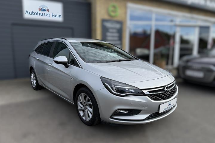 Sølv Opel Astra fra 2019 set udefra