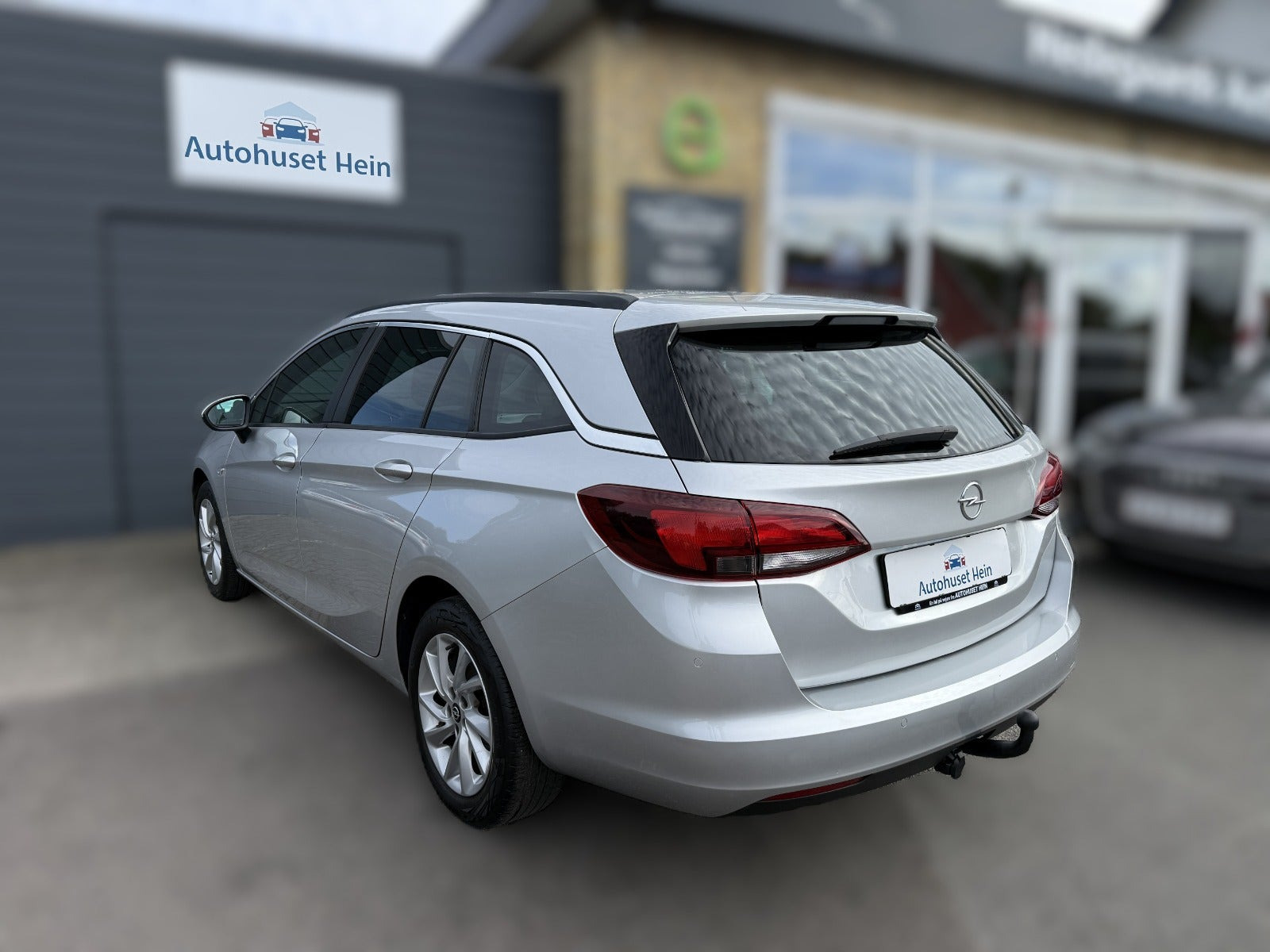 Sølv Opel Astra fra 2019