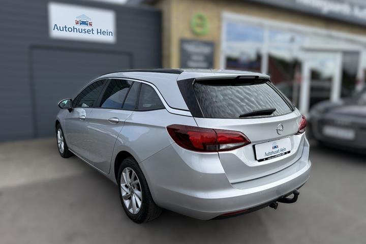 Sølv Opel Astra fra 2019