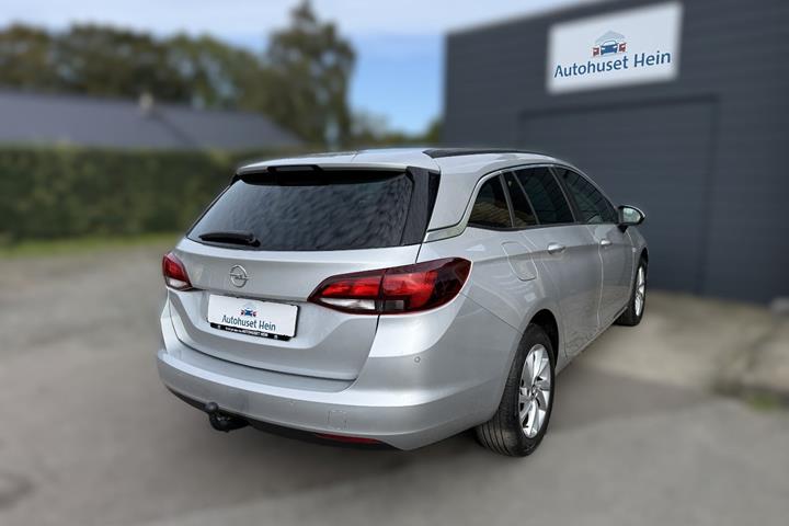 Sølv Opel Astra fra 2019