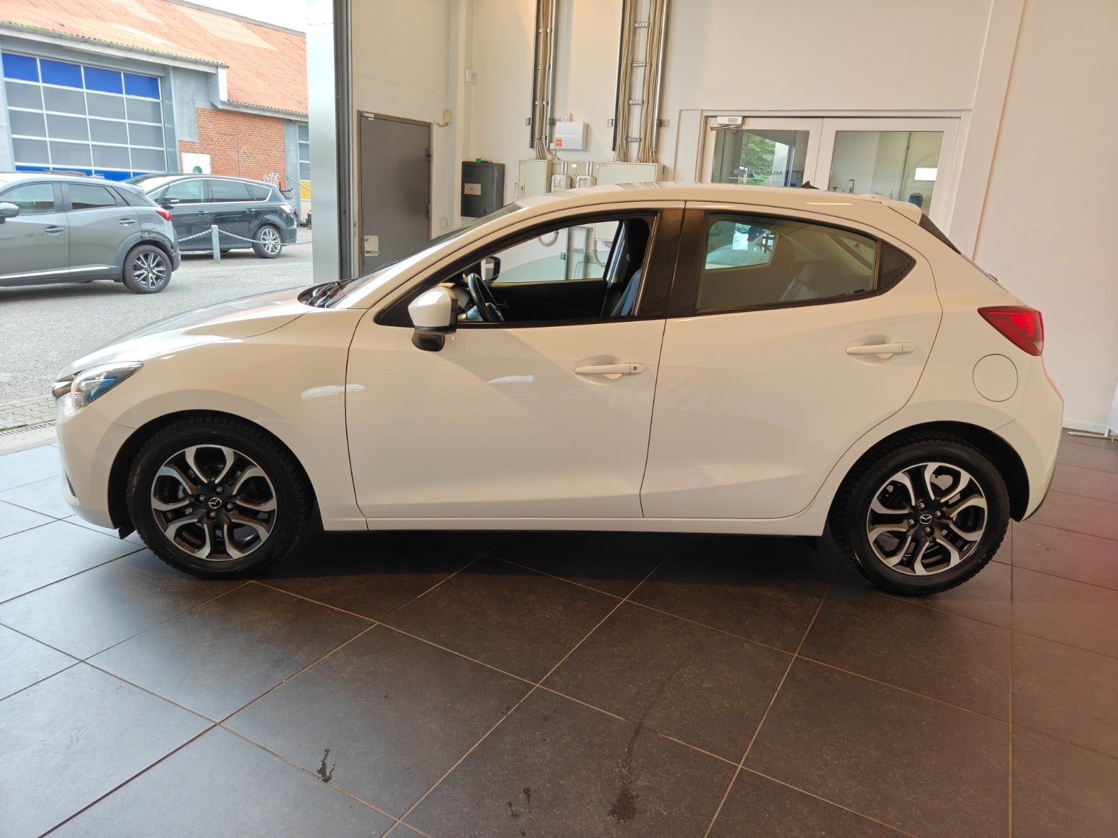 Hvid Mazda 2 fra 2015