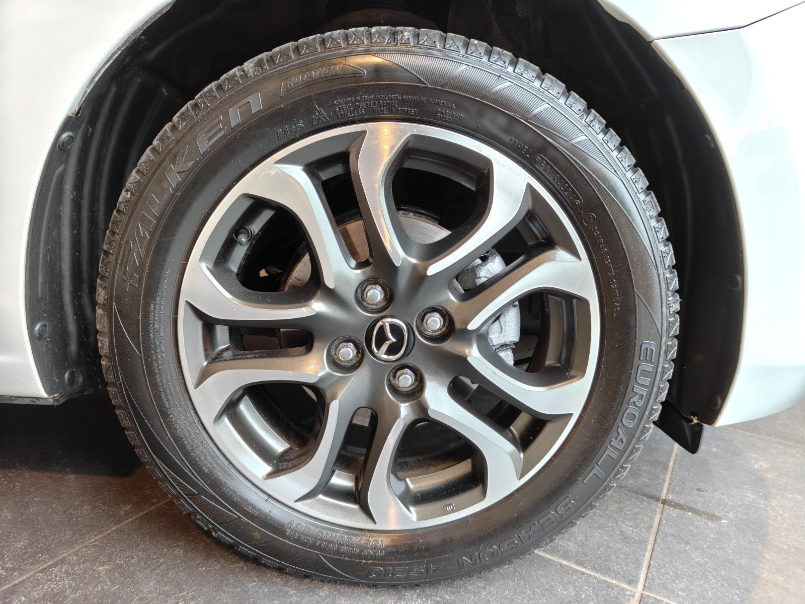 Hvid Mazda 2 fra 2015
