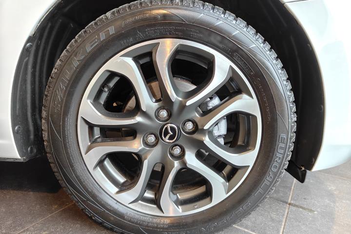 Hvid Mazda 2 fra 2015