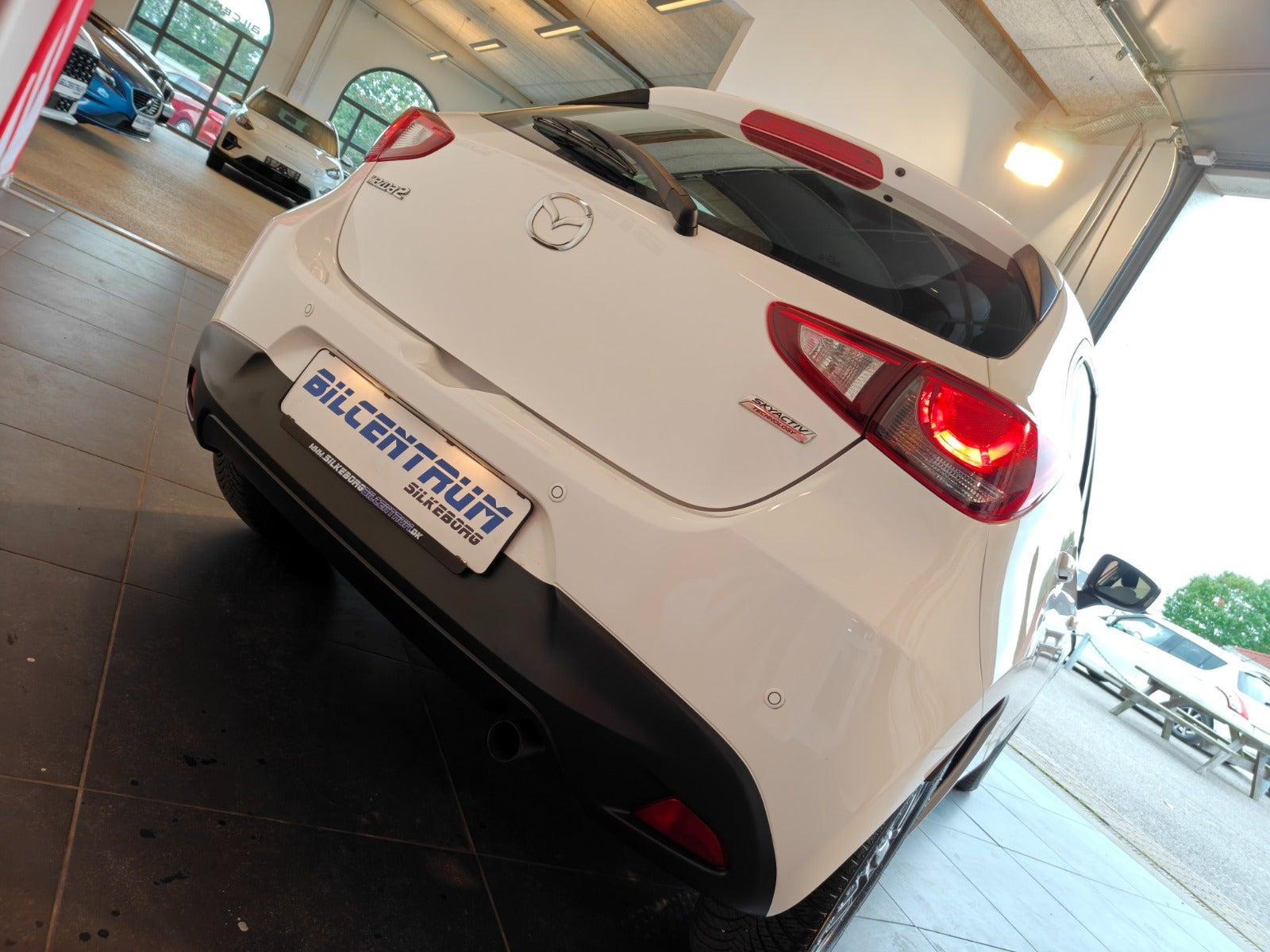 Hvid Mazda 2 fra 2015