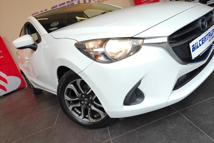 Hvid Mazda 2 fra 2015