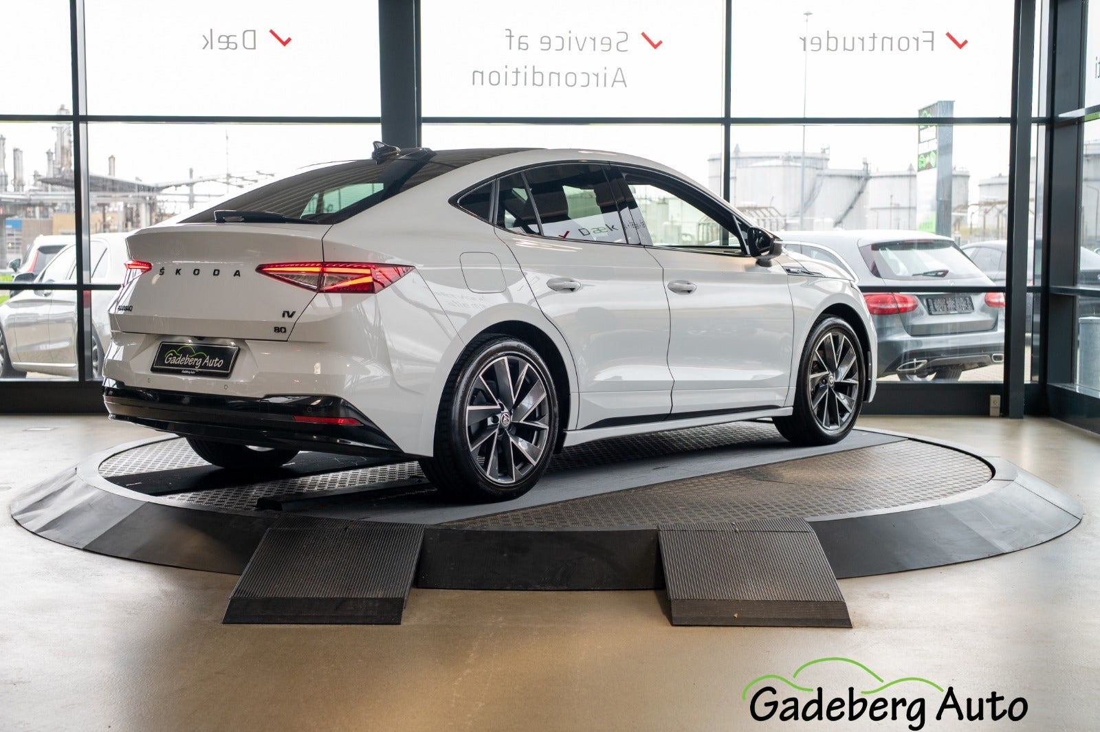 Hvid Skoda Enyaq fra 2023