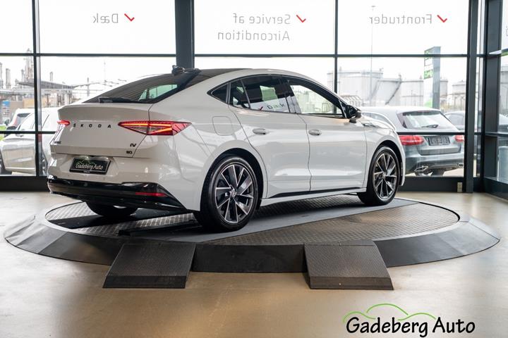 Hvid Skoda Enyaq fra 2023
